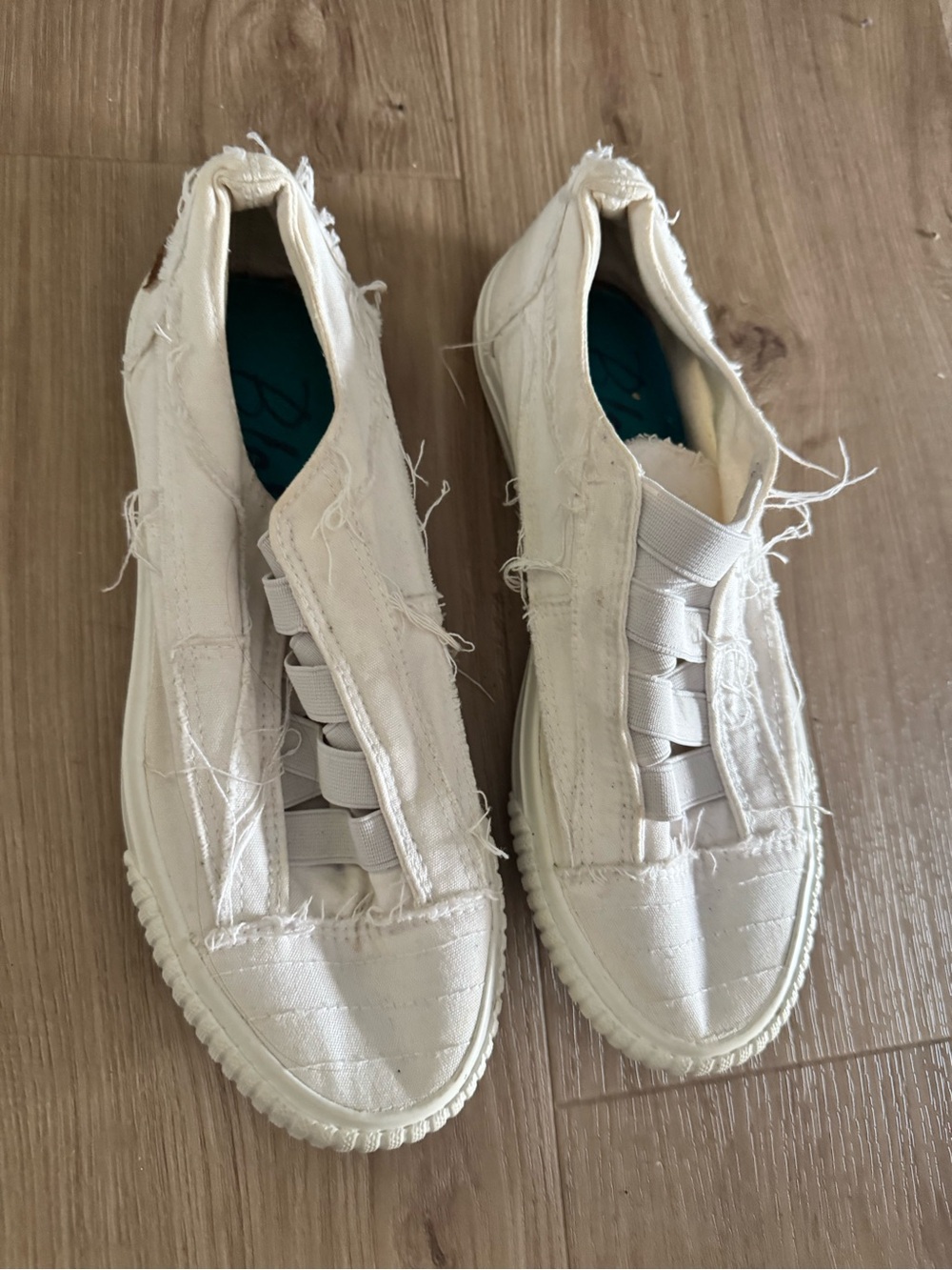 Women’s Casual Slip-On Canvas Sneakers in Cream